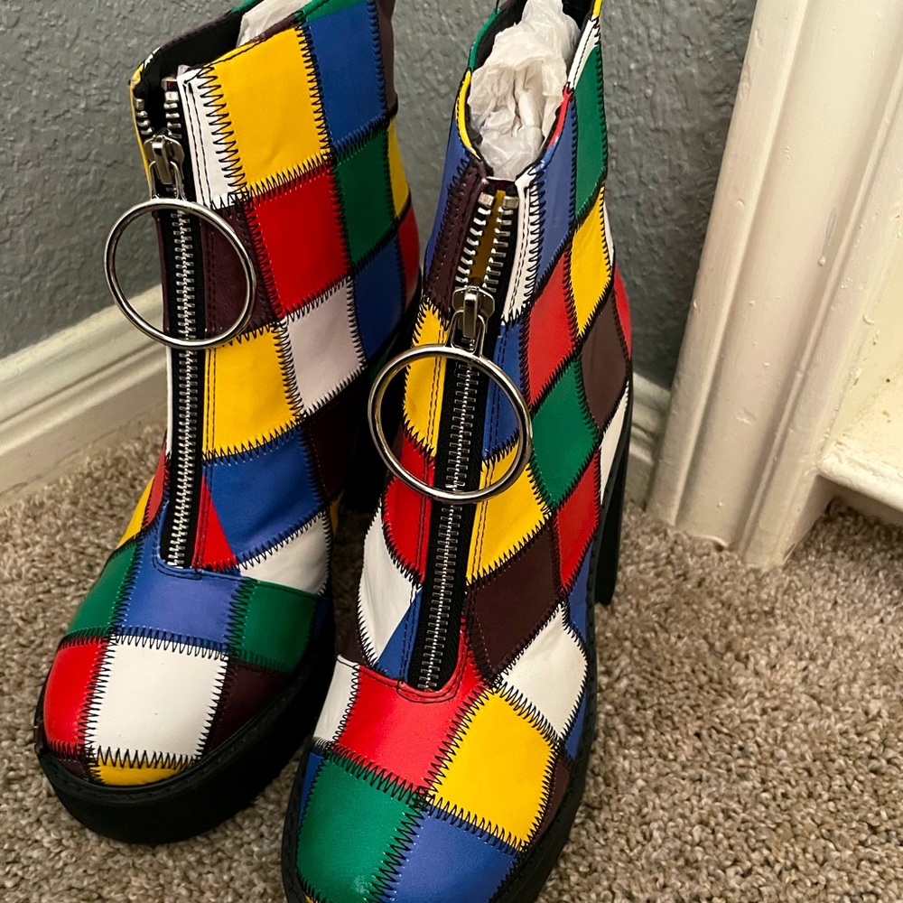 Never worn current mood boots. Used as decoration for my room shelves. ❣️